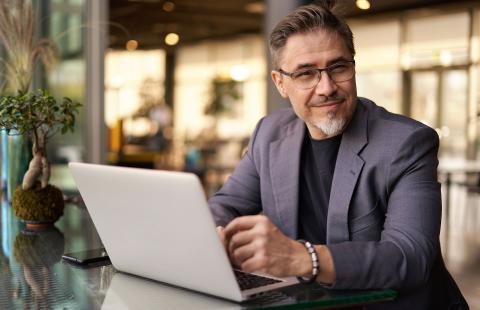 uomo davanti al computer